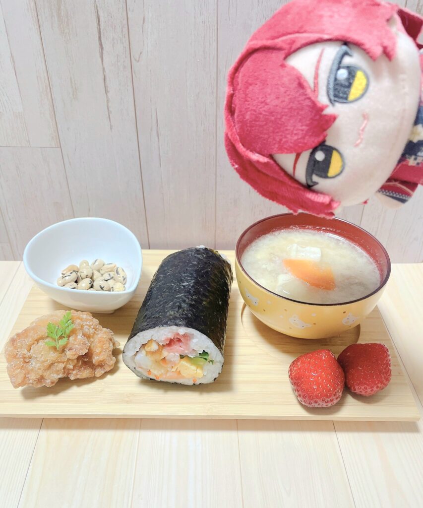 推し(ばぁうくん)のぬいぐるみと
節分の日に食べた恵方巻きです